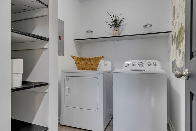 Building Photo - 2062 Woodbine Cir