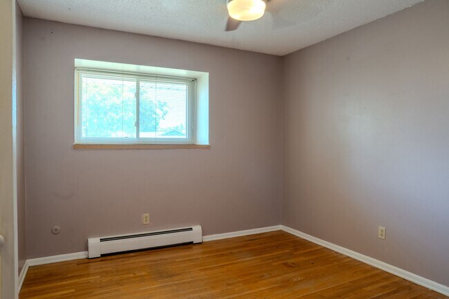 Building Photo - Spacious 6 bedroom home with 3 non conform...