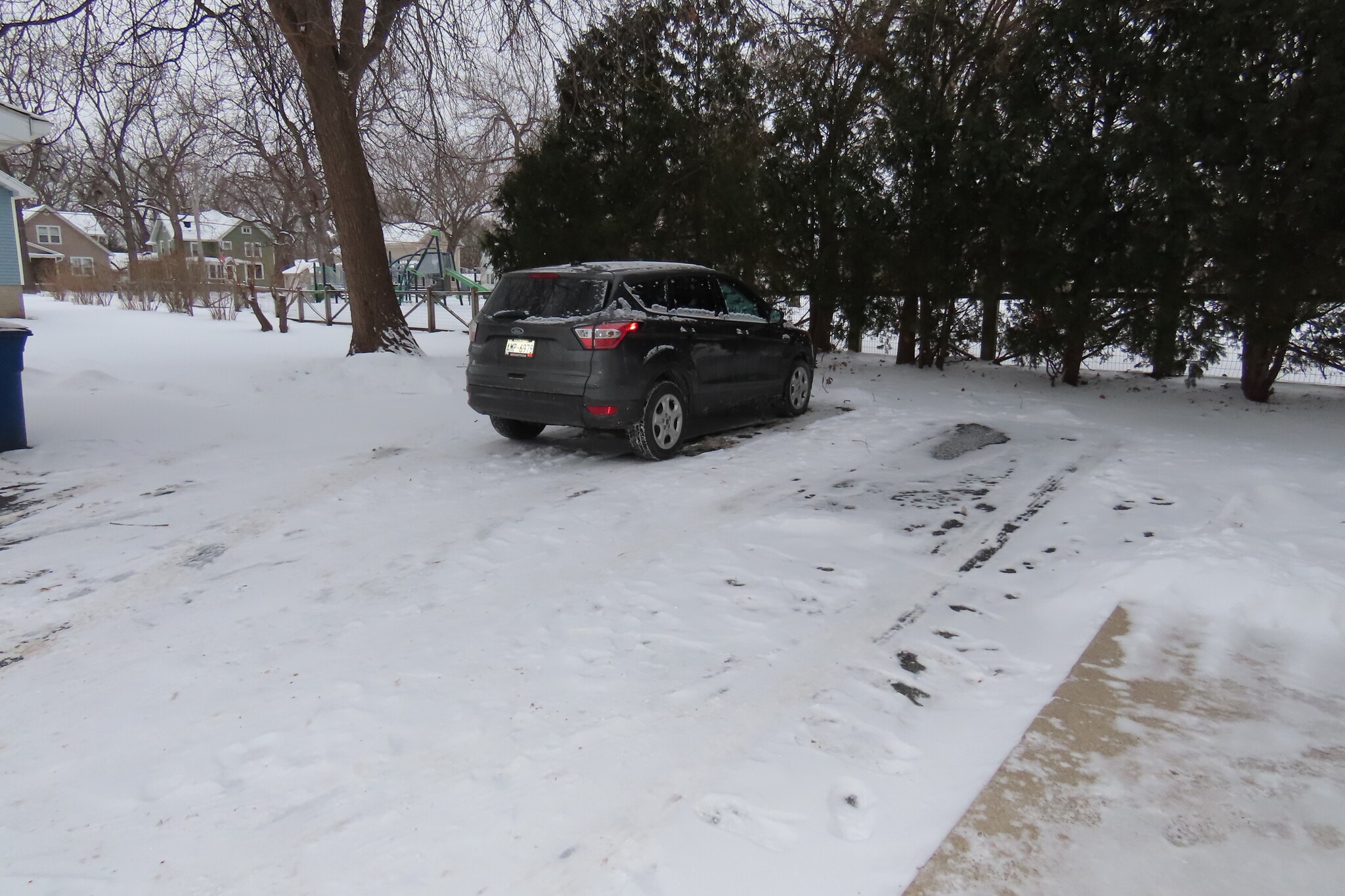 parking each side has room for 2 vehicles - 2025 S Main St