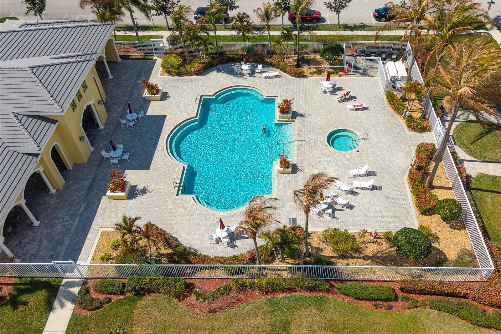 Building Photo - 6545 NW Oaklawn Way