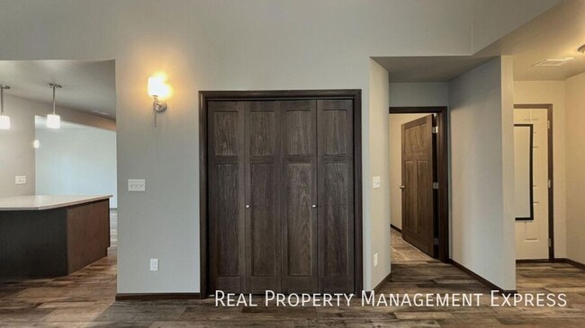 Building Photo - Modern 3 Bed, 2.5 Bath with Loft | Located...