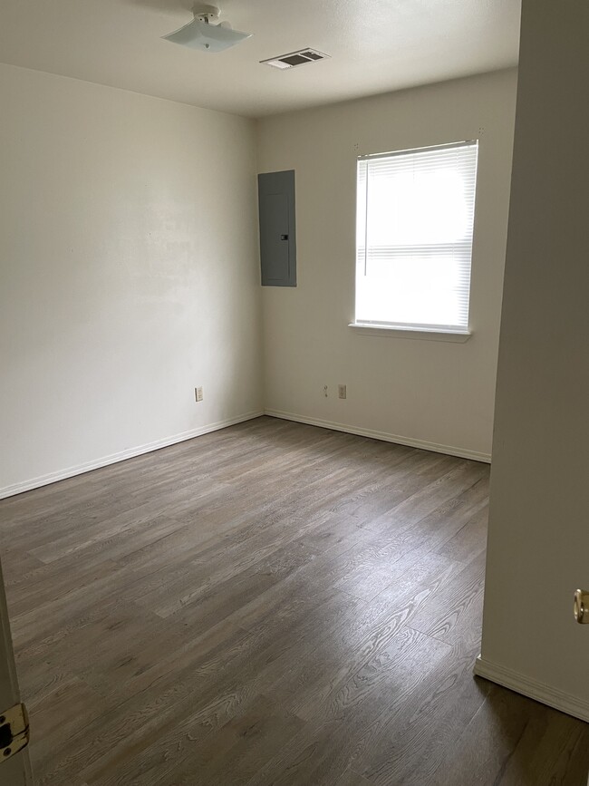 Building Photo - 904 W Oklahoma Ave