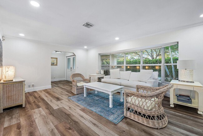 Building Photo - 305 Country Club Dr