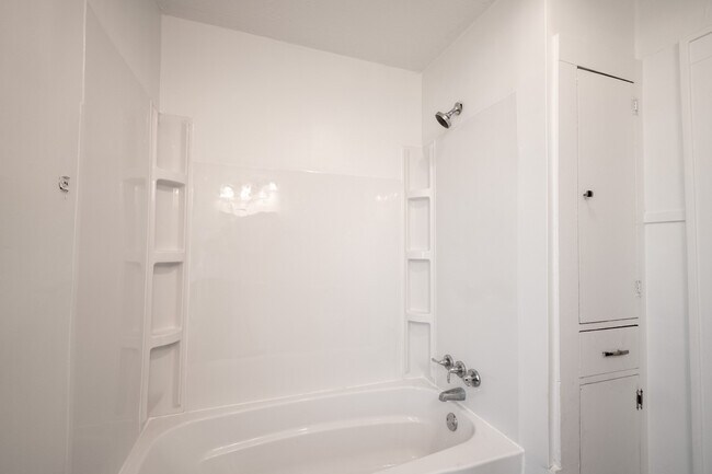 Building Photo - 433 N Randall St