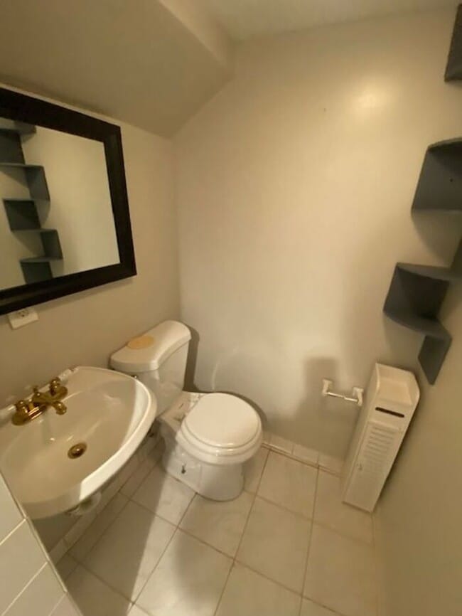 Building Photo - Charming 2-Bedroom Apartment in the Heart ...