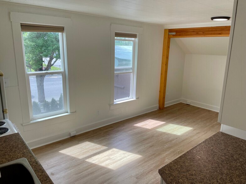 Unit 3 Studio - 203 S Division St