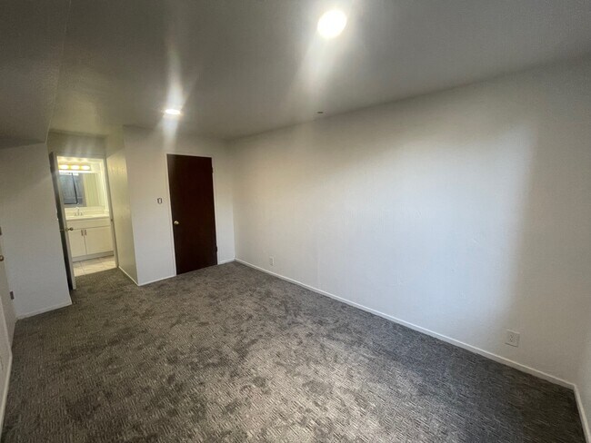 Building Photo - 425 S 900 E