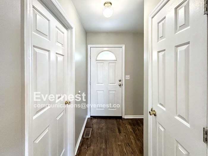 Building Photo - 902 Wildrose Ct
