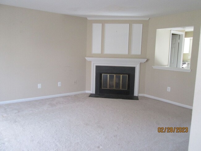 Building Photo - Perfect location, Spacious House