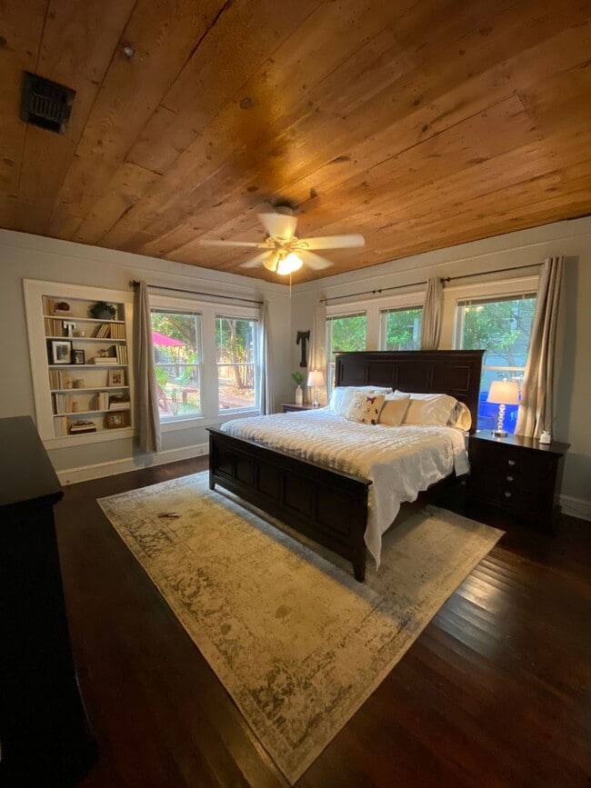 Building Photo - Awesome Farmhouse Home