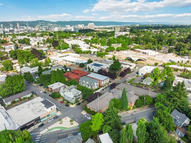 Building Photo - Bright 1 Bed condo in Kerns Neighborhood o...
