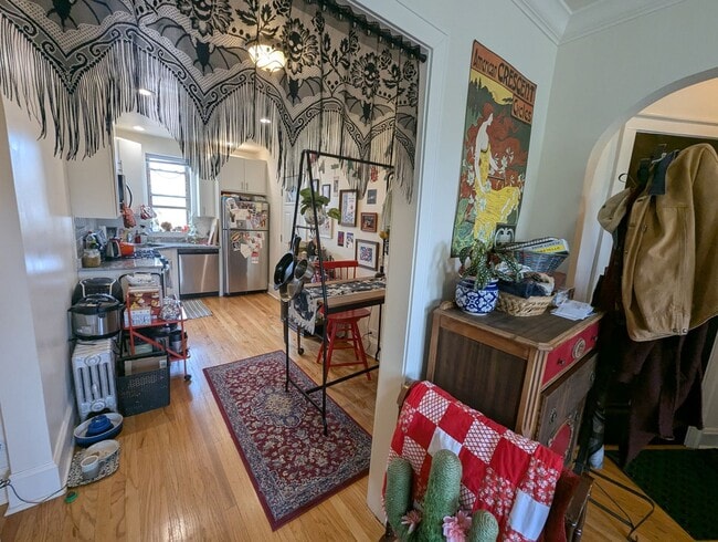 Building Photo - Newly Renovated 1 Bedroom in Rogers Park/L...