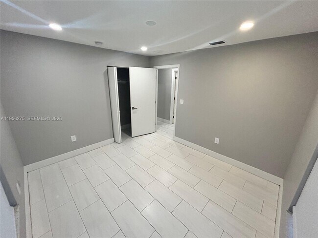 Building Photo - 1724 NW 1st Pl