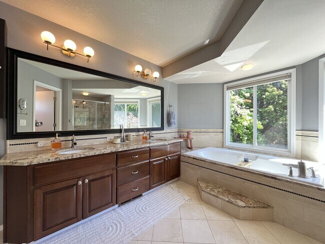 Building Photo - Stunning Bull Mountain Home with Gourmet Kitchen & Luxurious Primary Suite Retreat