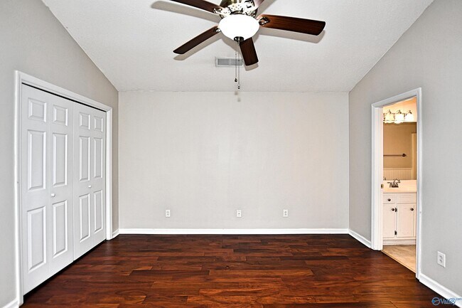 Building Photo - 721 Mathis Dr SE