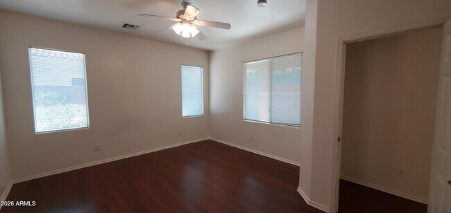 Building Photo - 4043 S Vineyard Ave