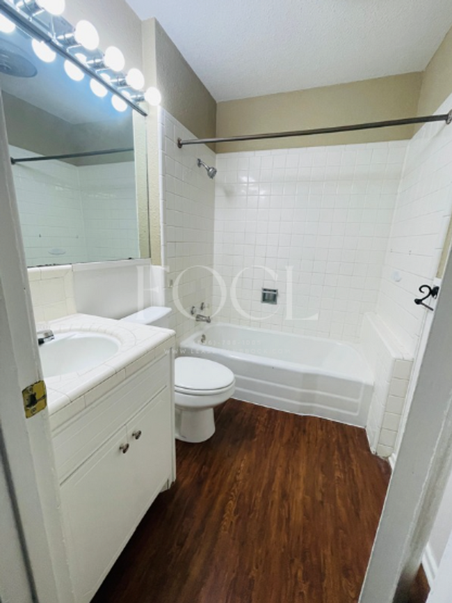 Building Photo - 3 bed 2 bath