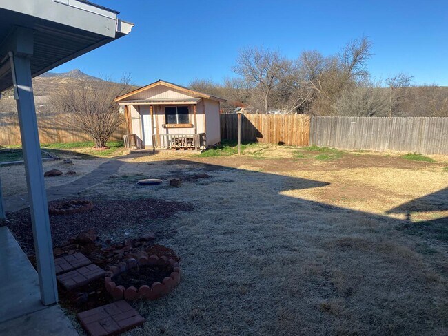 Building Photo - 552 E Lamarcia Dr