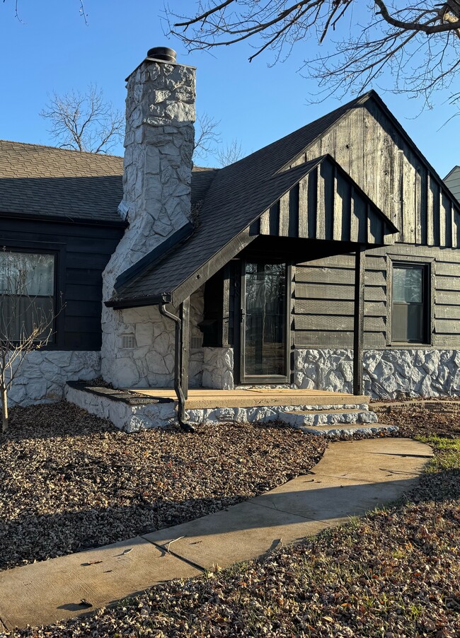 Primary Photo - 1468 N Perry Ave