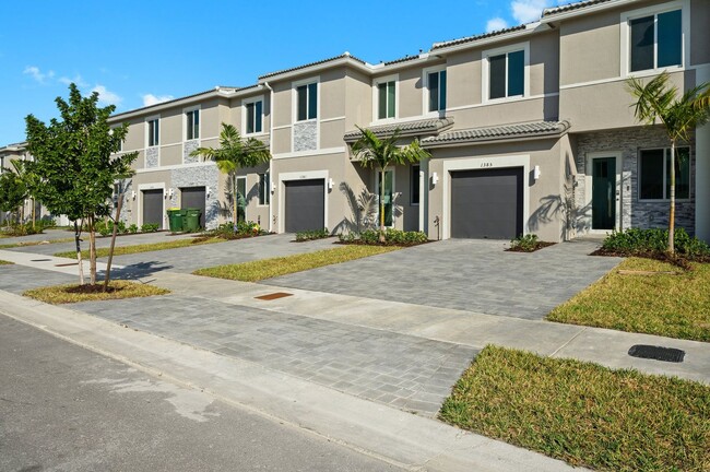 Building Photo - Brand new 3 bed 3.5 bath Townhouse with ya...