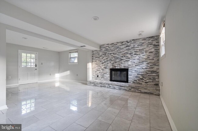 Building Photo - 2413 Childs Ln