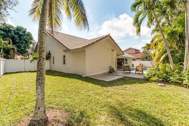 Huge fenced side yard - 2535 NW 41st St