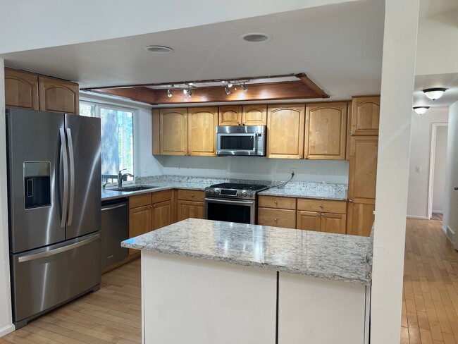 Building Photo - 4bd/2.75ba Bellevue Home