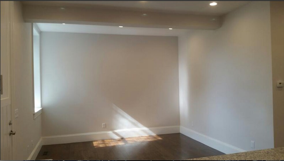 Building Photo - 2044 Beacon St