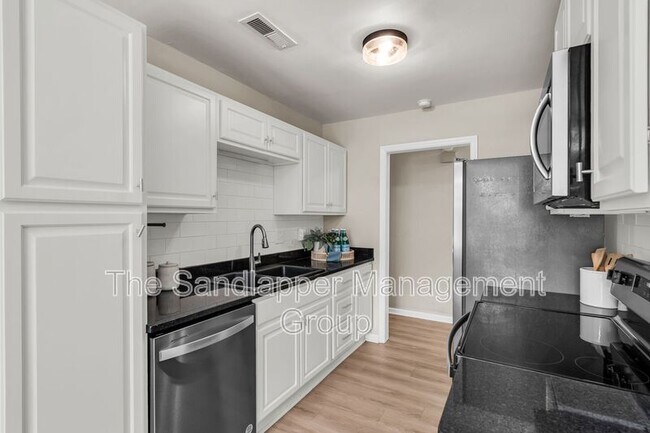 Building Photo - 18 Paddlecreek Ave