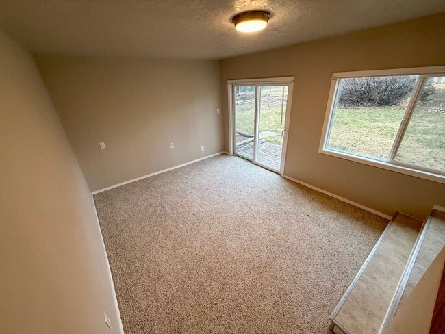 Building Photo - Orchards Home with a View