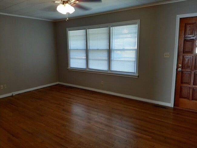 Building Photo - Very cute 2 Bedroom home on a corner lot f...