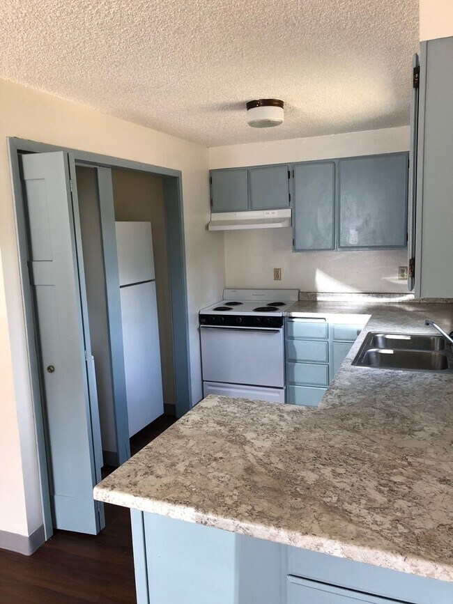 Building Photo - 2 Bedroom, 1 Bathroom Downstairs Apartment - 4-Plex