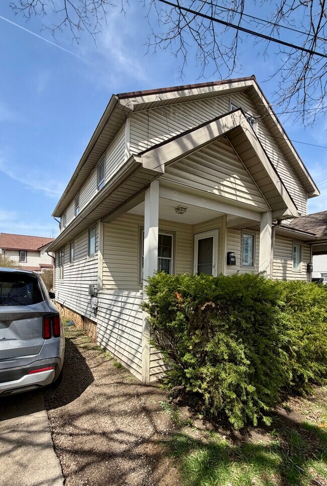 Building Photo - 306-310-310 E Washington St