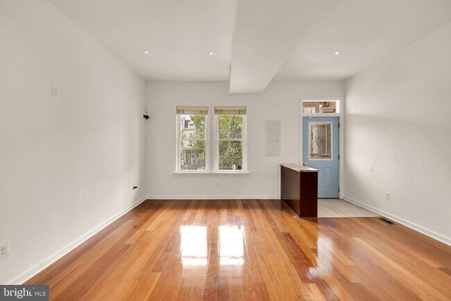 Building Photo - 1405 Montello Ave NE