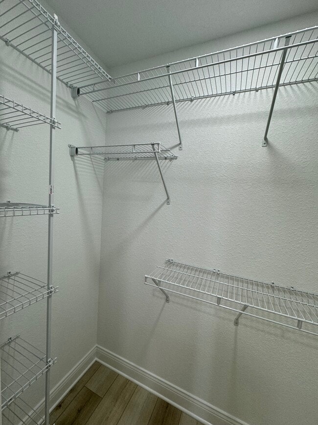 Building Photo - 857 Elmdale Rd