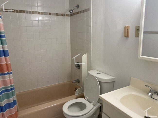 Building Photo - No Fee! Parking, Heat and Hot Water Included! Renovated, Sunny and Spacious!  Cat Friendly! Prime...