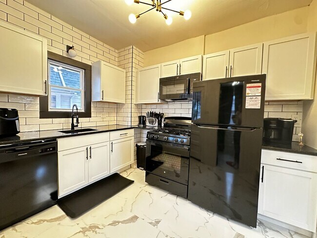 Building Photo - Charming Cleveland Heights Home in Prime Location