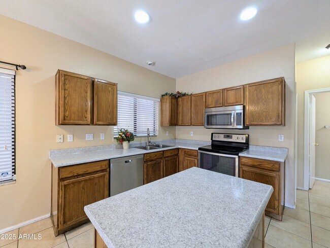 Building Photo - 8861 W Paradise Dr