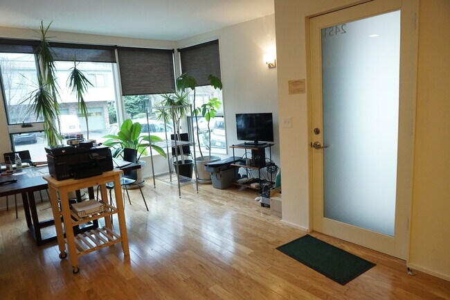 Building Photo - 2451 SE Ankeny St