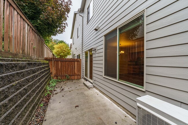 Building Photo - 3 Bedroom 2.5 Bath Townhome - Convenient R...