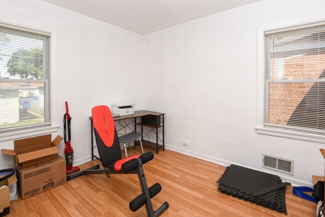 Building Photo - 5036 S Leclaire Ave