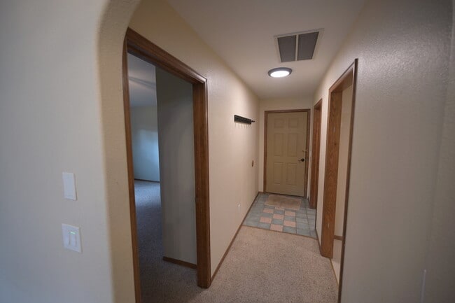 Building Photo - Single level, 3+ bed 3 bath, 2,932 sf home on 1.23 acres in Sequim