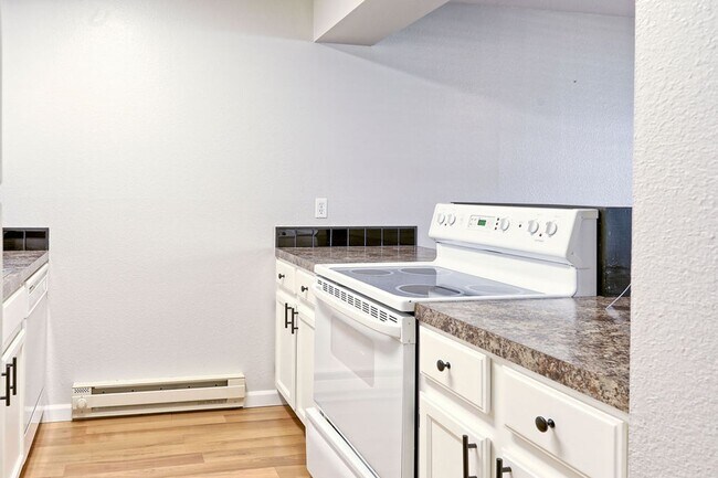 Building Photo - Students Welcome! Fantastic & Classy 2-Bedroom, 2-Bath Ranch-Style 2nd Floor Condo