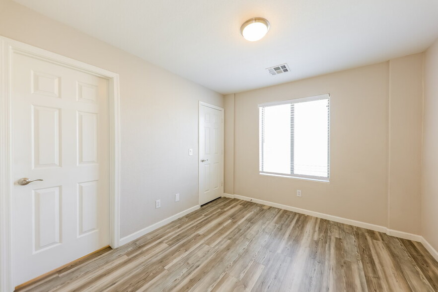 Building Photo - 14252 W Cora Ln