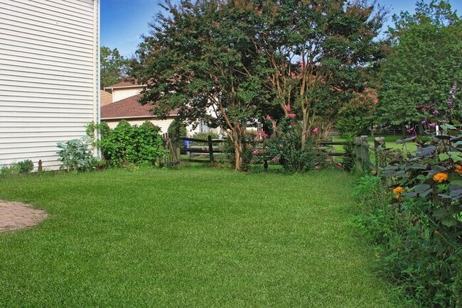 Building Photo - 4 Bedroom, 3 Bathroom, Fenced In Yard, Sin...