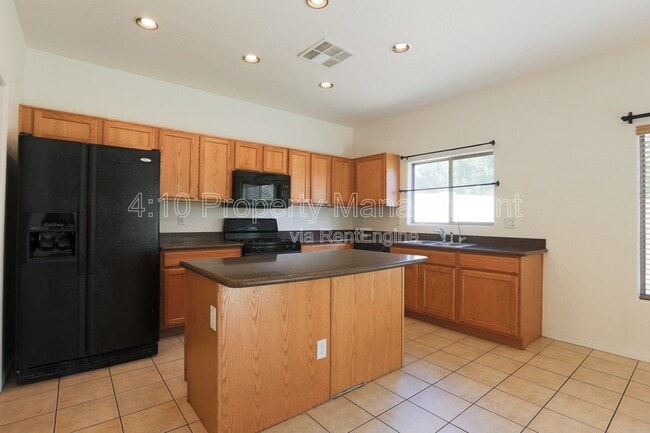 Building Photo - 2644 E Chester Dr