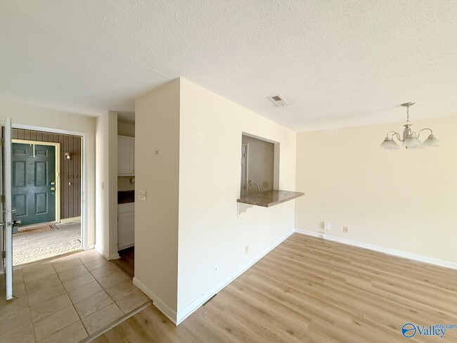 Building Photo - 4975 7 Pine Cir