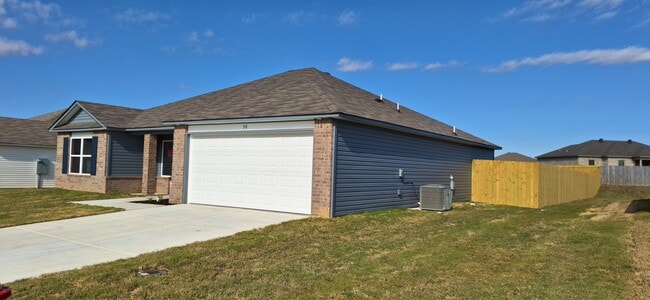 Building Photo - 38 10 Point Ln