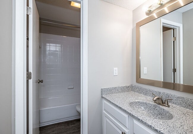 Building Photo - Spacious 2 Bed, 2 Bath Townhome in Overlan...