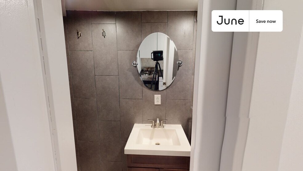 Building Photo - 534 E 14th St